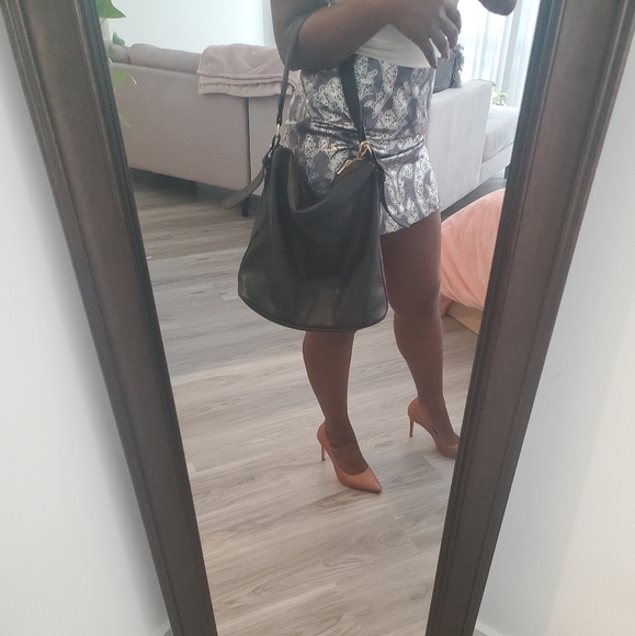 Zip close vegan soft leather tote - Picture 11 of 11